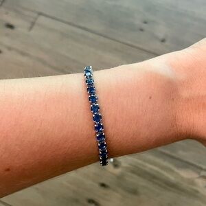 𝅺nwt Blue Crystal bracelet
